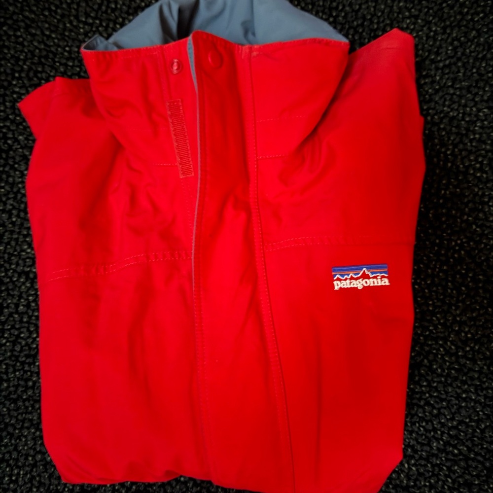 Patagonia Women’s Red Rain Jacket
Wind protection 
Waterproof